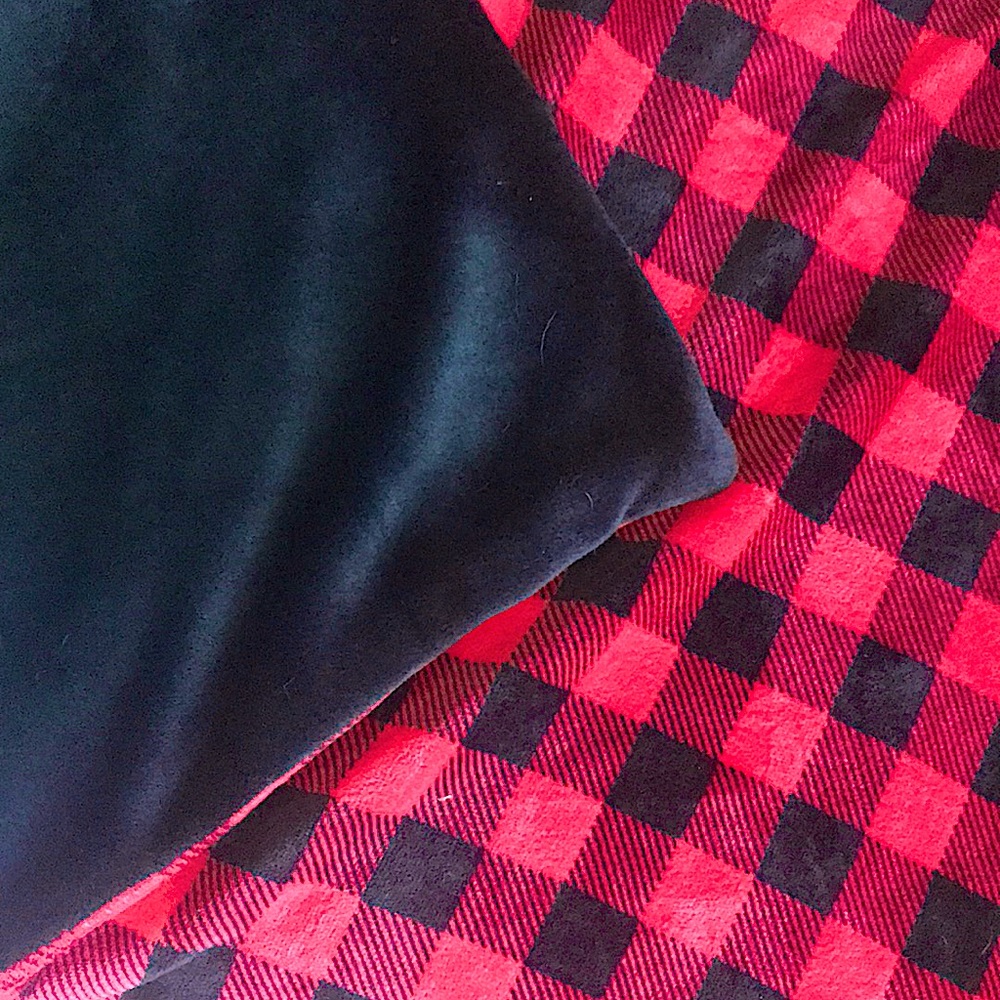 This hand made blanket is great for gifts mom dad ect took hrs to make. Enjoy!😁
